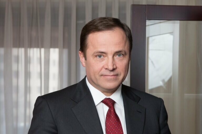    Игорь Комаров поздравил с праздником оренбургских защитников Отечества Марина Шарт