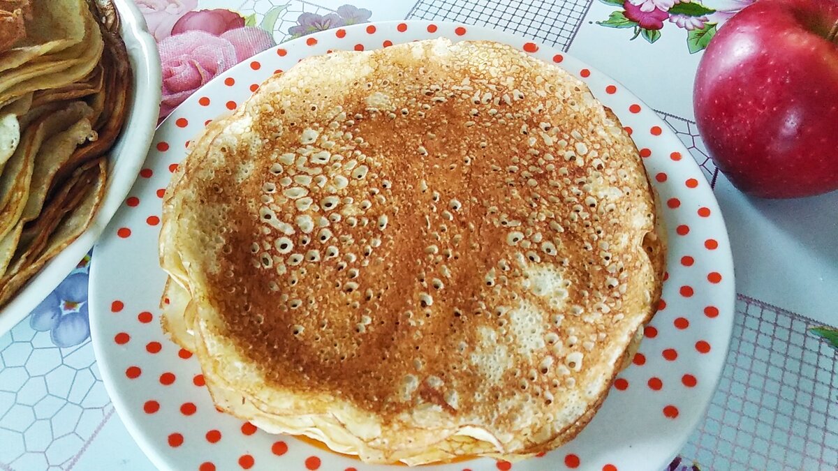 Блины дрожжевые на молоке с дырочками