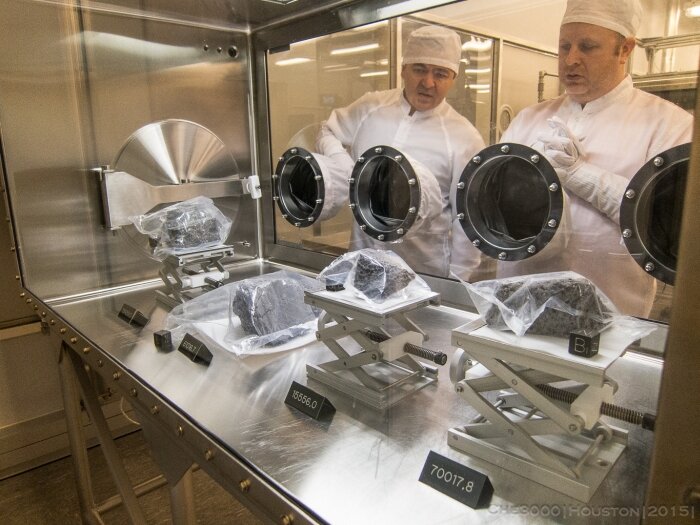 Добытые из-под пингвинов лунные камни. Гуано уже отмыто.