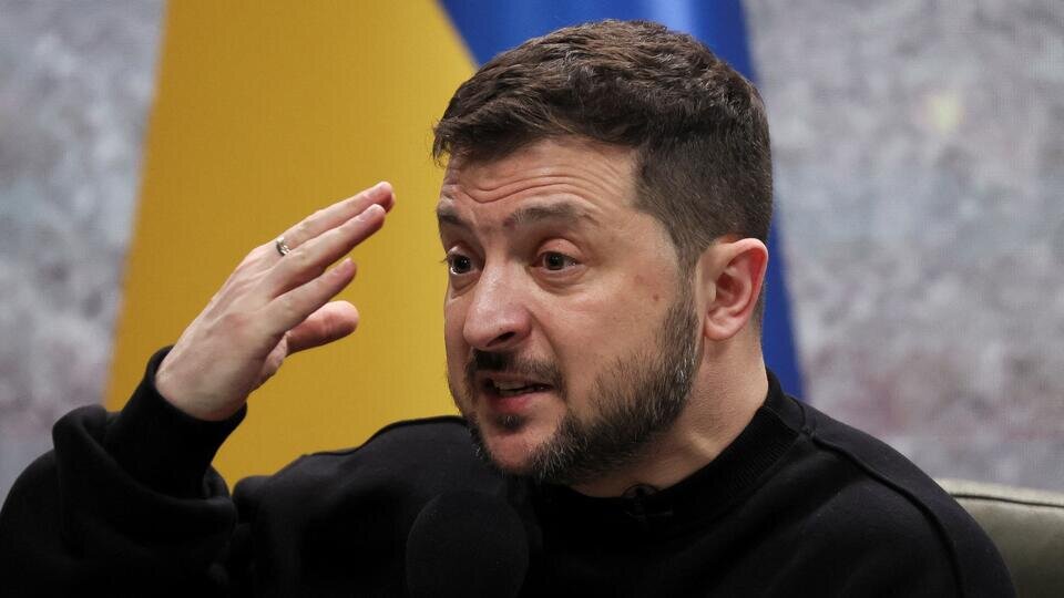     Зеленскому объяснили, что произойдет после его попытки захватить Крым REUTERS/Gleb Garanich