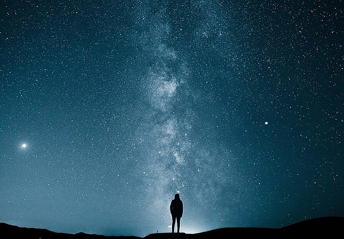 Человек смотрит на Млечный путь. Интересно, о чем он думал в этот момент?
