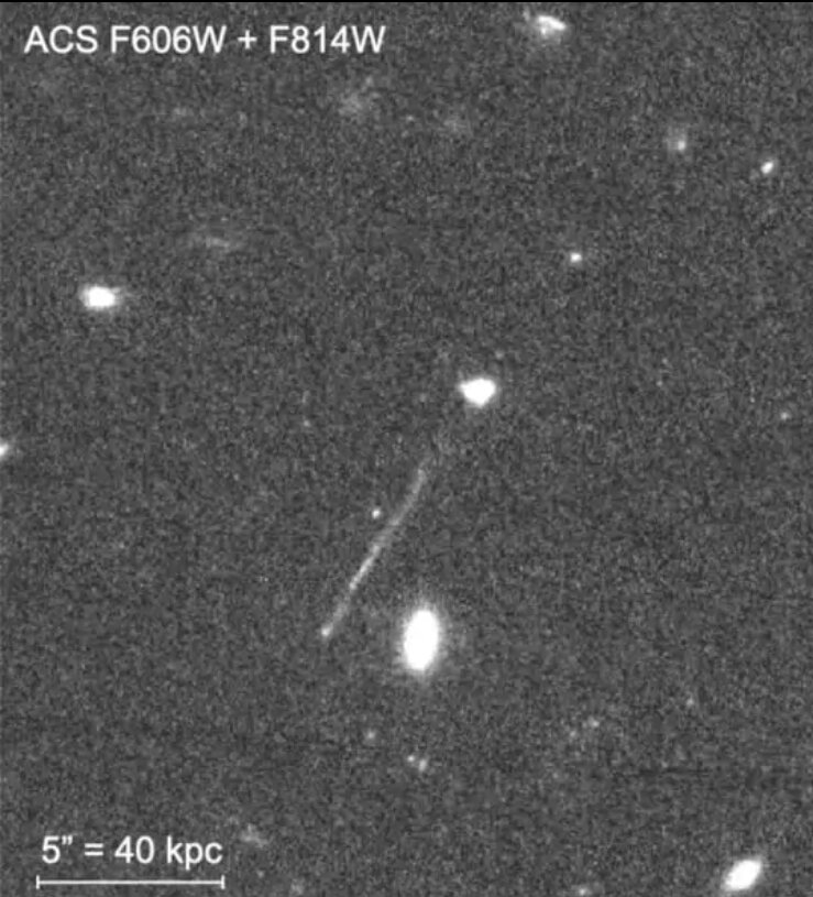Изображение следа, наблюдаемого Хабблом вблизи галактики RCP 28.
