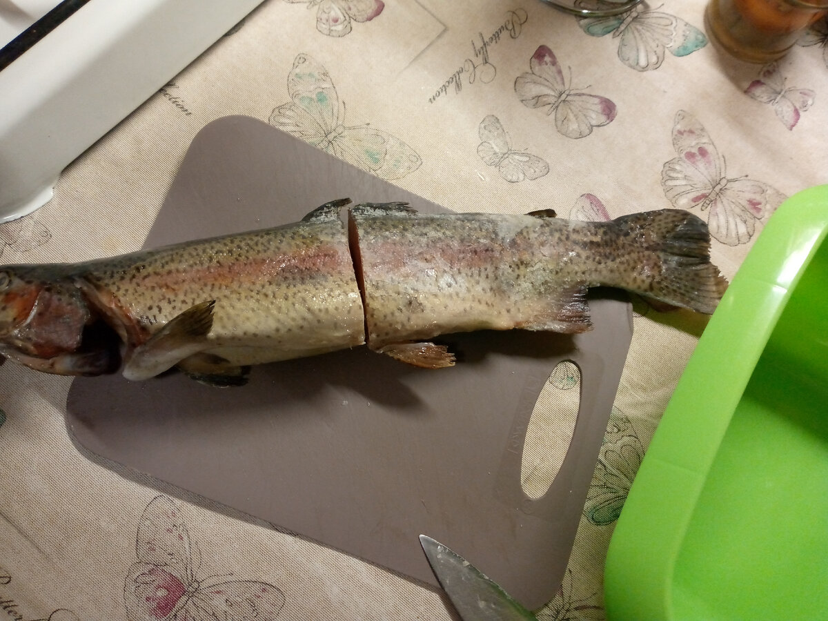 Форелька небольшая на 350 рублей.Хватит и на суп и посолить.