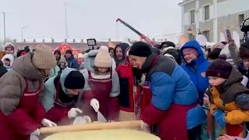     «Битва Блинопеков» проходит в эти минуты в Ялуторовске. В гастрономическом шоу команды шеф-поваров и рестораторов, предприятий и организаций соревнуются на 2-х гигантских сковородах за приготовление самого целого, вкусного и красивого метрового блина.