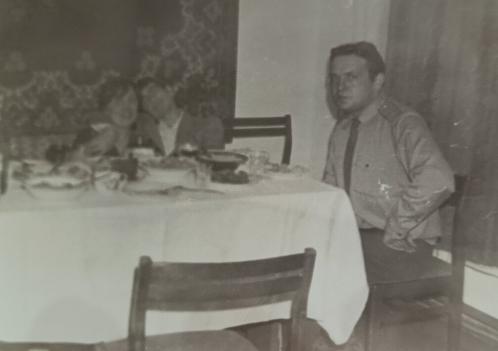 Ивановские у нас в гостях. Владислав сидит на стуле, а Галина нас фотографирует. Из личного архива. 