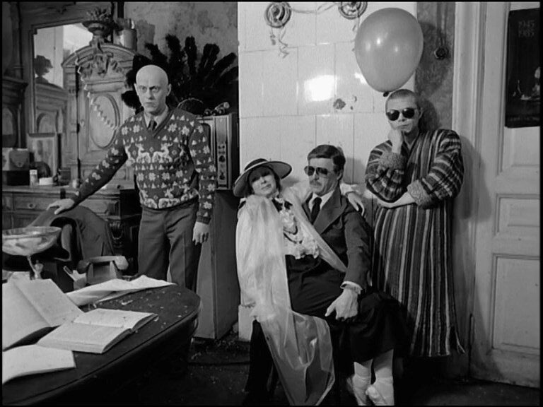 "Чёрная роза — эмблема печали. Красная роза — эмблема любви", фильм 1989 г. Режиссёр Сергей Соловьёв. В роли дяди Коки — Илья Иванов, в роли мамы Саши — Людмила Савельева, в роли папы Саши — Александр Збруев, в роли Толика — Александр Баширов