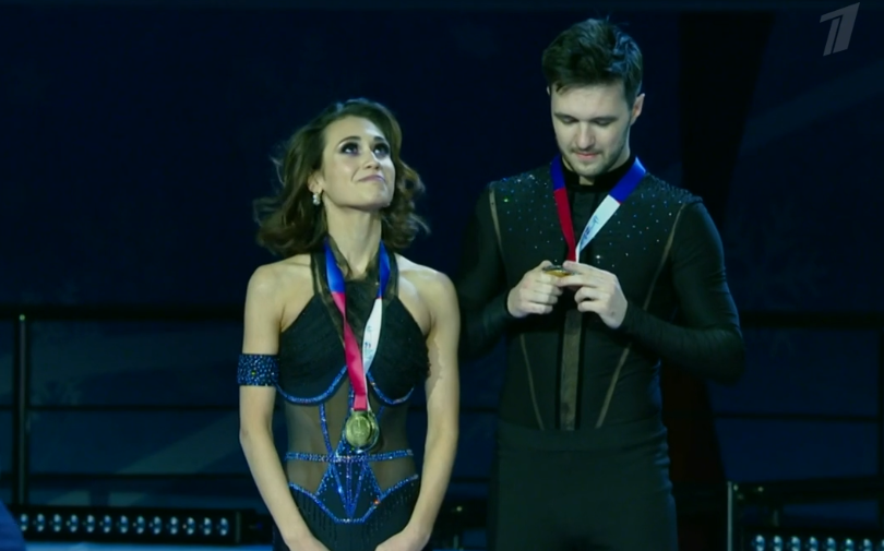Елизавета Худайбердиева и Егор Базин. Церемония награждения на чемпионате России 2023. Источник фото: официальный сайт Первого канала.
