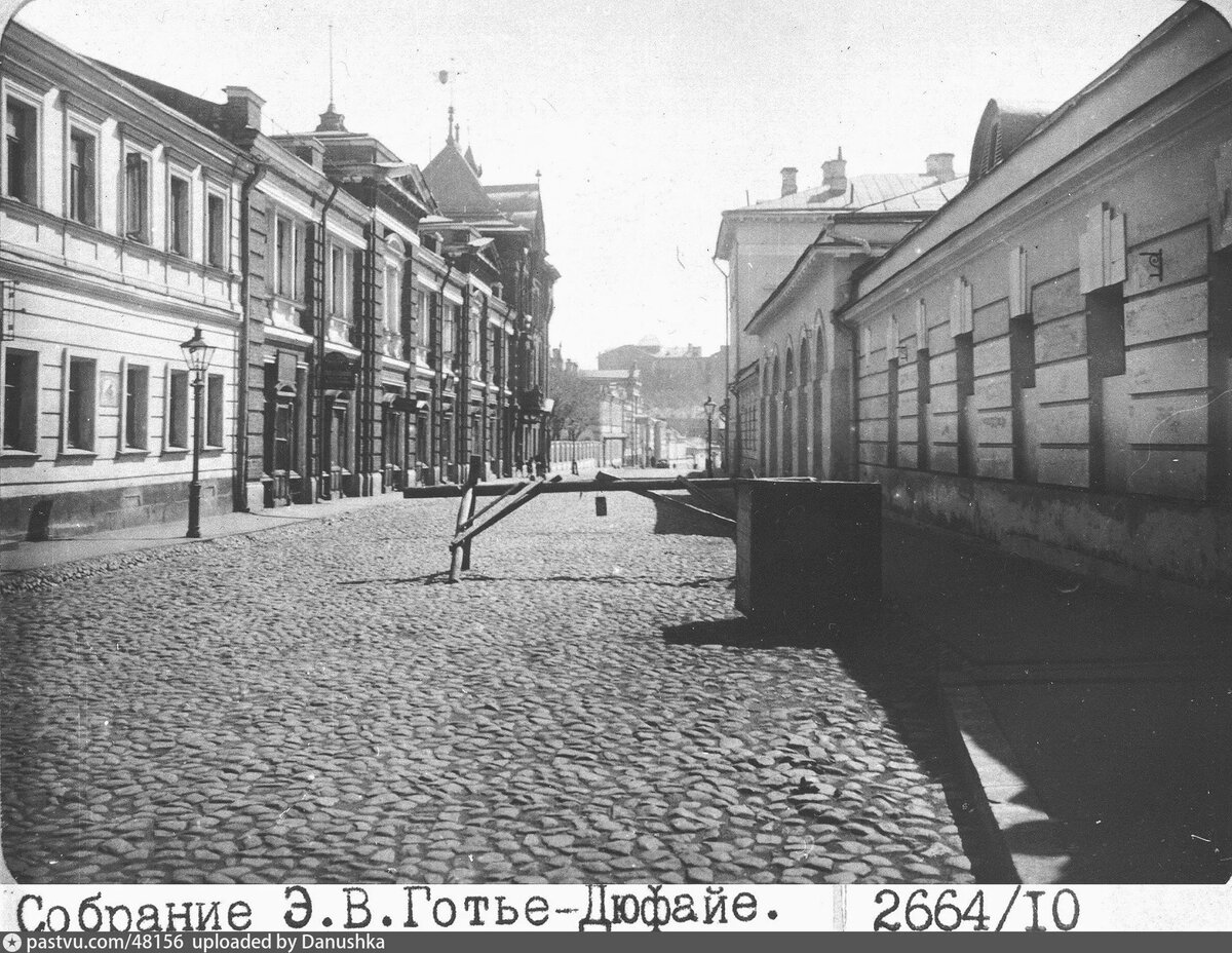 Калашный переулок в 1914 году. Вид от Большой Никитской улицы. Фото Э.В. Готье-Дюфайе, с сайта www.pastvu.com.