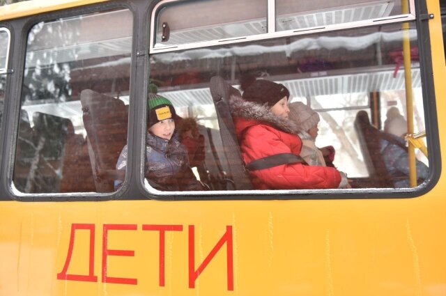    Детей всегда сопровождают взрослые. Фото: Администрация города Омска/ Сергей Сапоцкий