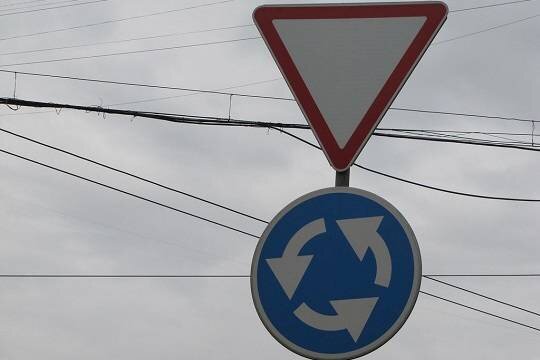    Эксперт назвал главный риск при проезде кругового перекрёстка по новым правилам