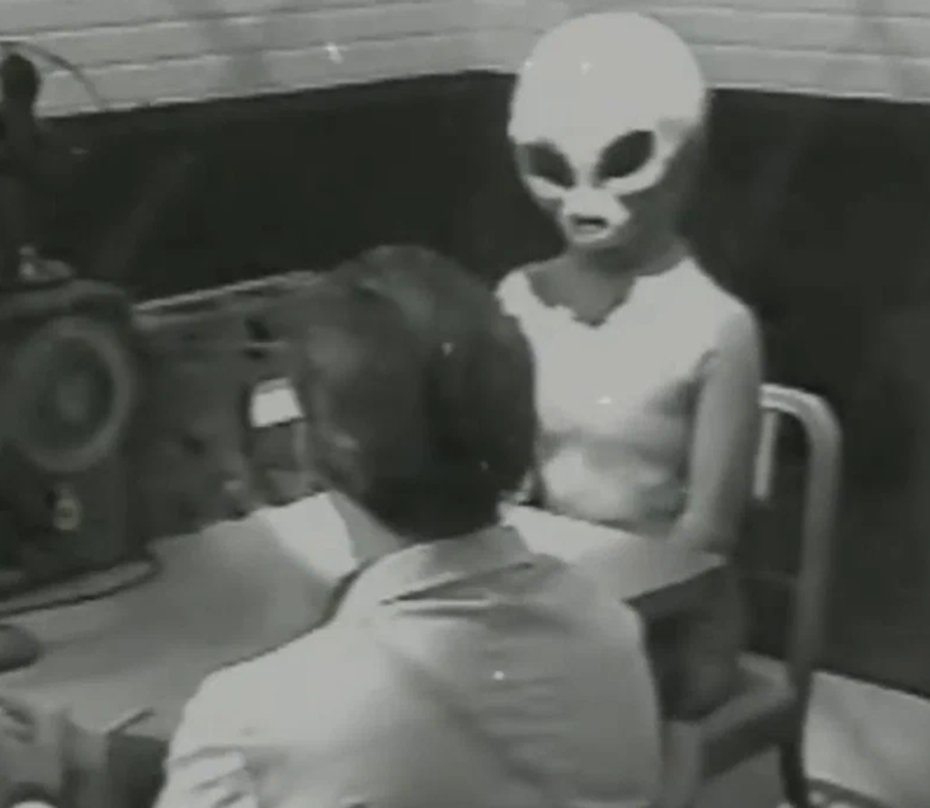 Нло в харовске 1989. Нло. Крушение нло под свердловском в 1969. Немецкая летающая тарелка. Тунгусский метеорит нло.