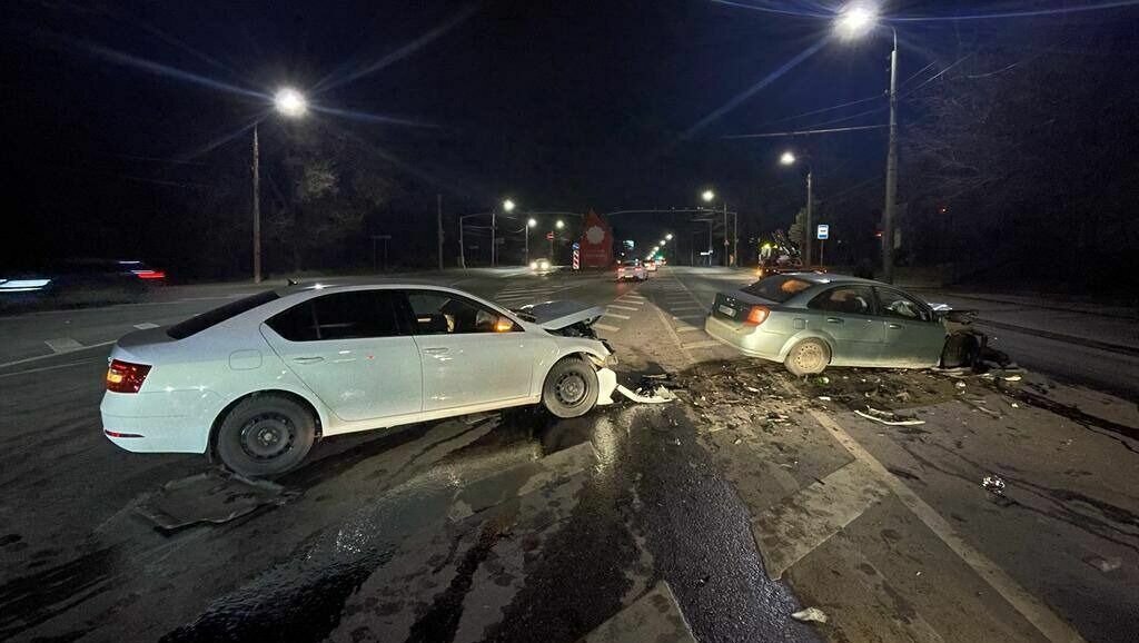     В Ростове на въезде в Александровку столкнулись два автомобиля, пострадал один из водителей, подробностями поделились в пресс-службе УГИБДД по Ростовской области.