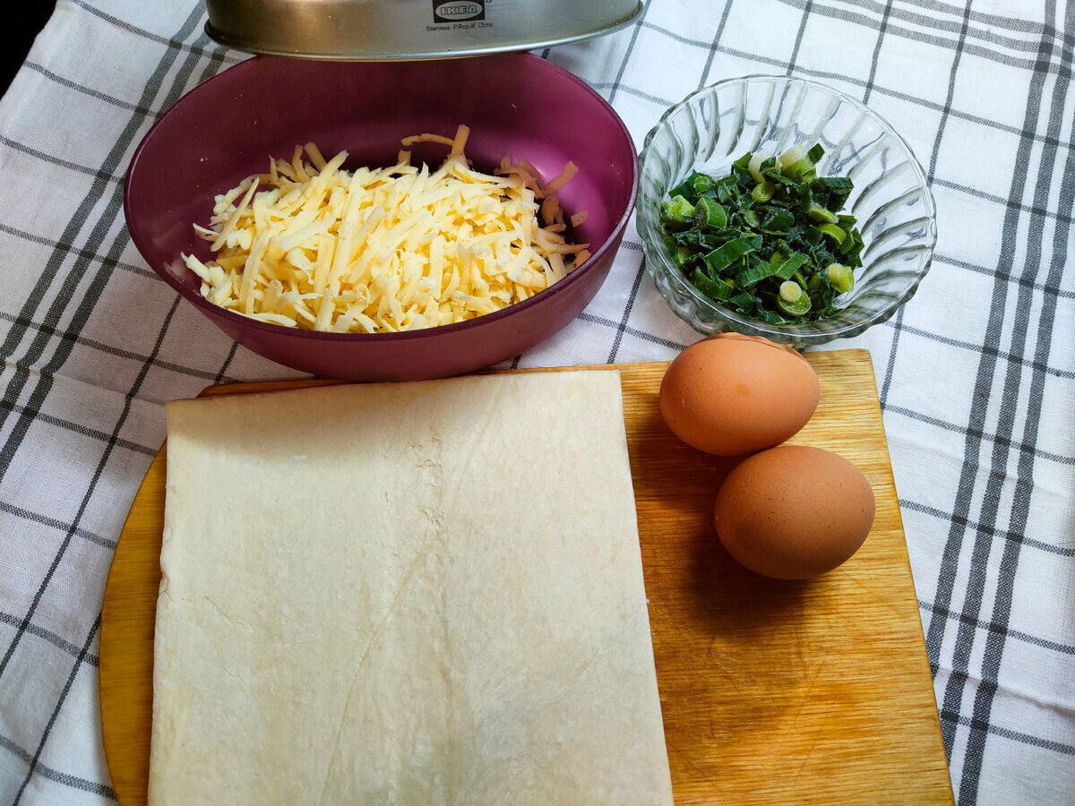 Лук у меня из замороженных запасов 😉 Яйца для начинки я уже сварила всмятку: кладём в холодную воду и, не накрывая крышкой, доводим до кипения. Варим ровно 1 минуту и перекладываем в миску с холодной водой 