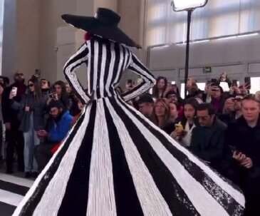     Если бы «Марианна» была человеком: в соцсетях сравнили образ с показа Nina Ricci с легендарным полиэтиленовым пакетом