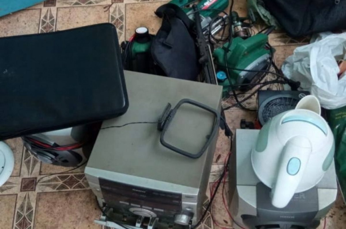    Награбленные вещи, которые изъяли у подозреваемых.