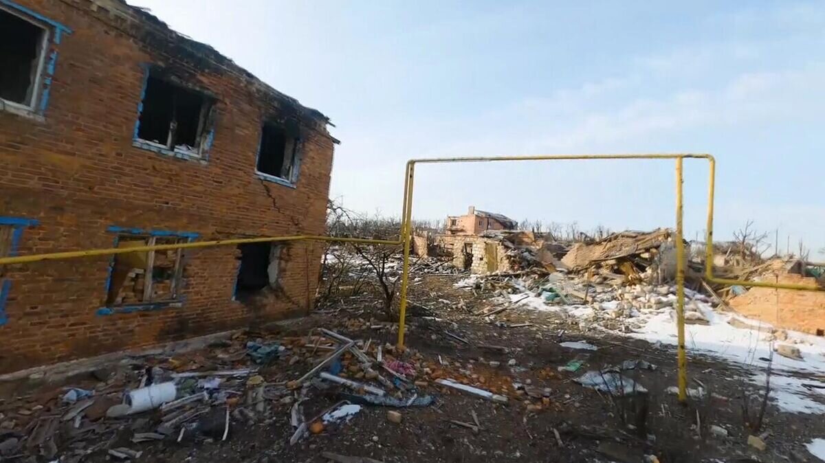    Жилые дома, разрушенные в результате обстрелов в Артемовске. Скриншот видео© РИА Новости