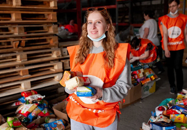 Фудшеринг — это социально-экологическая технология перераспределения нереализованных бизнесом, но пригодных к употреблению продуктов питания и товаров первой необходимости. Фото © БФ "Банк еды "Русь"