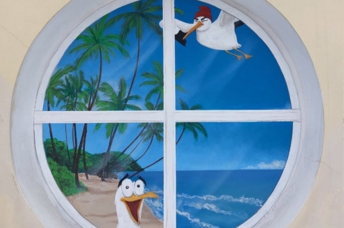    В Твери фасад дома украсило летнее граффити от Кати ХБ