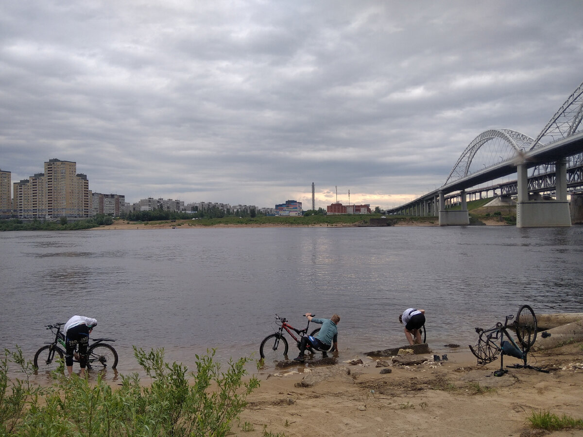 В такие моменты начинаешь ценить простые вещи - еду, сухую одежду и горячую воду. Особенно, когда твой дом напротив тебя:)
