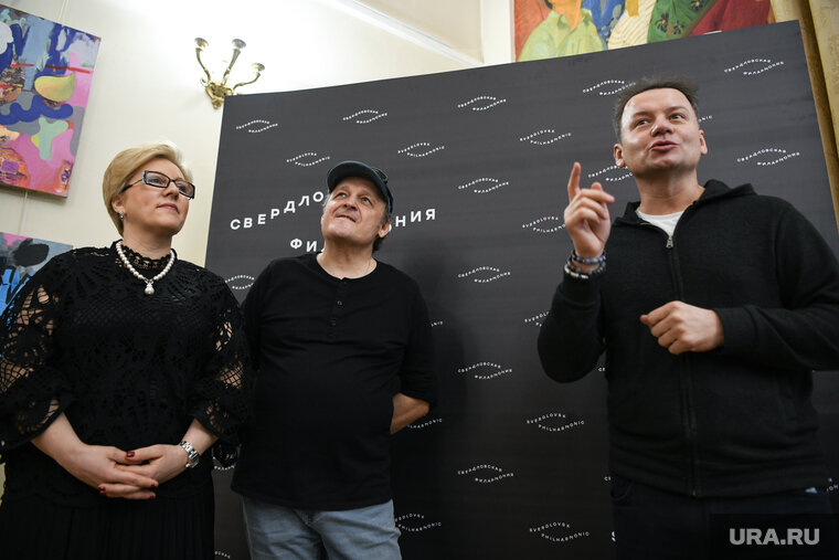    Радовать эстрадной музыкой перед 8 марта будет генеральный директор «Петербург-концерта» Екатерина Артюшкина, композитор Андрей Косинский и заслуженный артист России Александр Олешко Владимир Жабриков © URA.RU