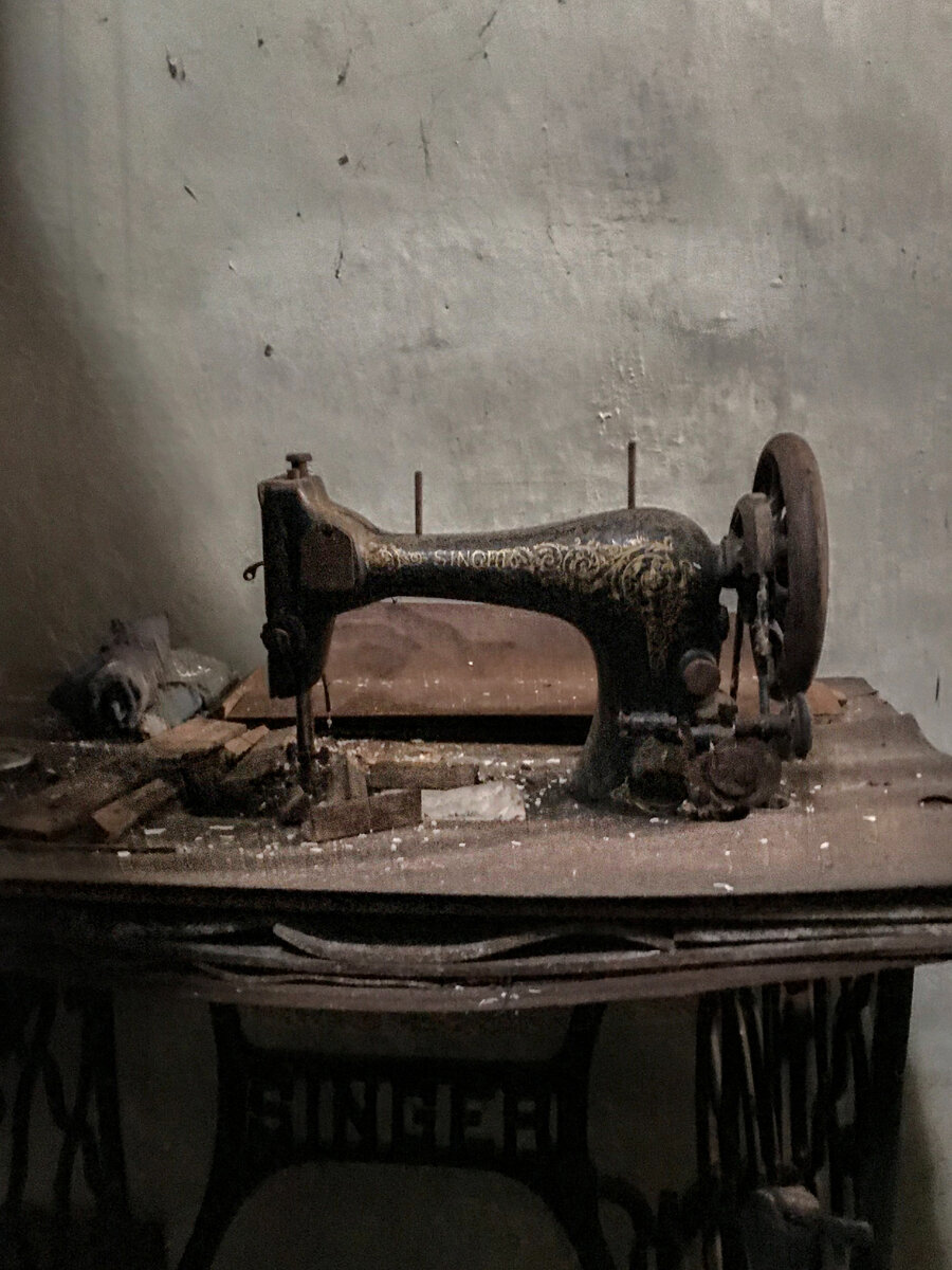 Am intrat într-o casă abandonată de sat și nu mă așteptam să găsesc acolo o capsulă a timpului.  Totul este la locul lui: de la mobilier la ochelari lustruiti