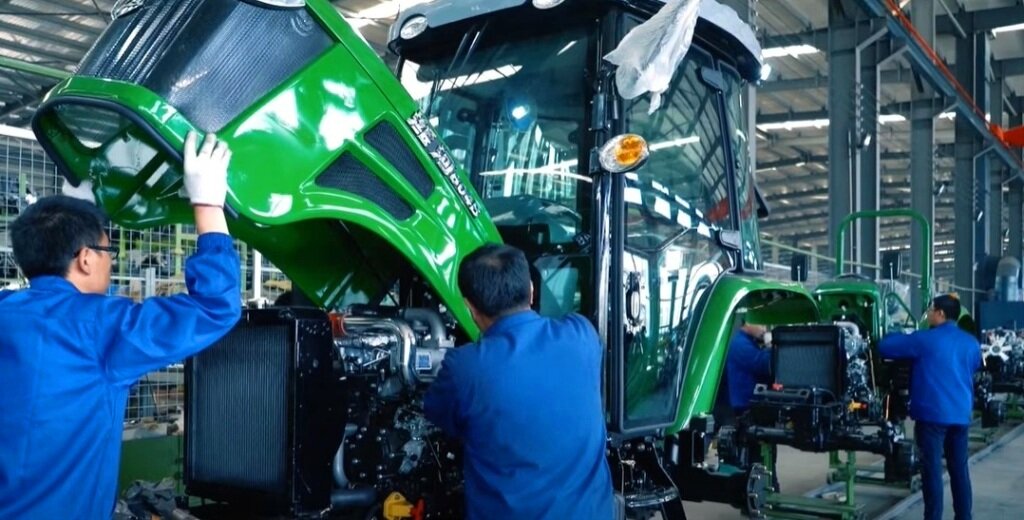 Сборочный конвейер тракторов на китайском заводе Changyi Changrong Machinery
