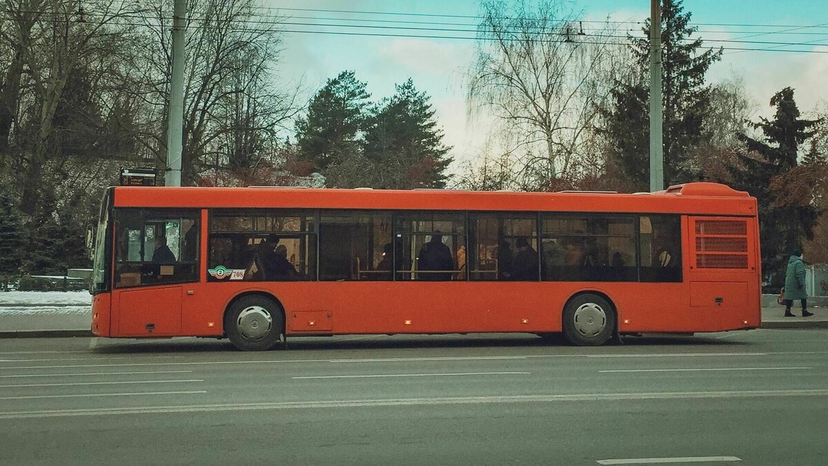     Автобус в городе ходят исправно, а пассажиров мало, заявил глава города-курорта Евгений Моисеев.
