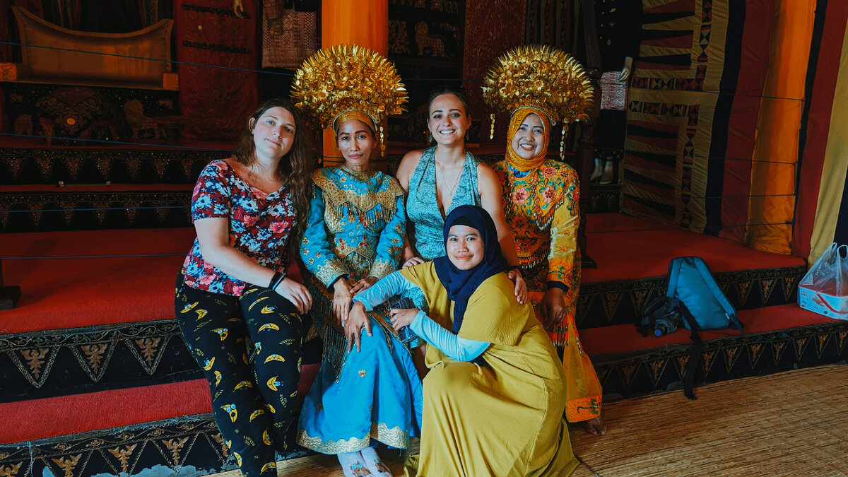 Внутри павильона Западная Суматра