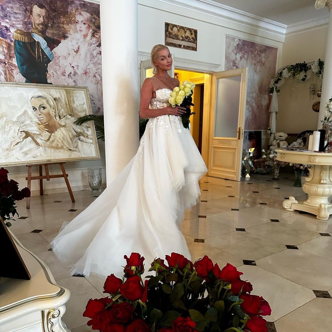    Анастасия Волочкова примерила свадебное платьеСоцсети Анастасии Волочковой