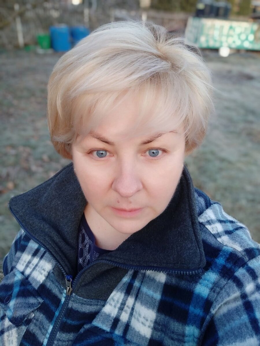 Молодая и красивая. Даже без макияжу