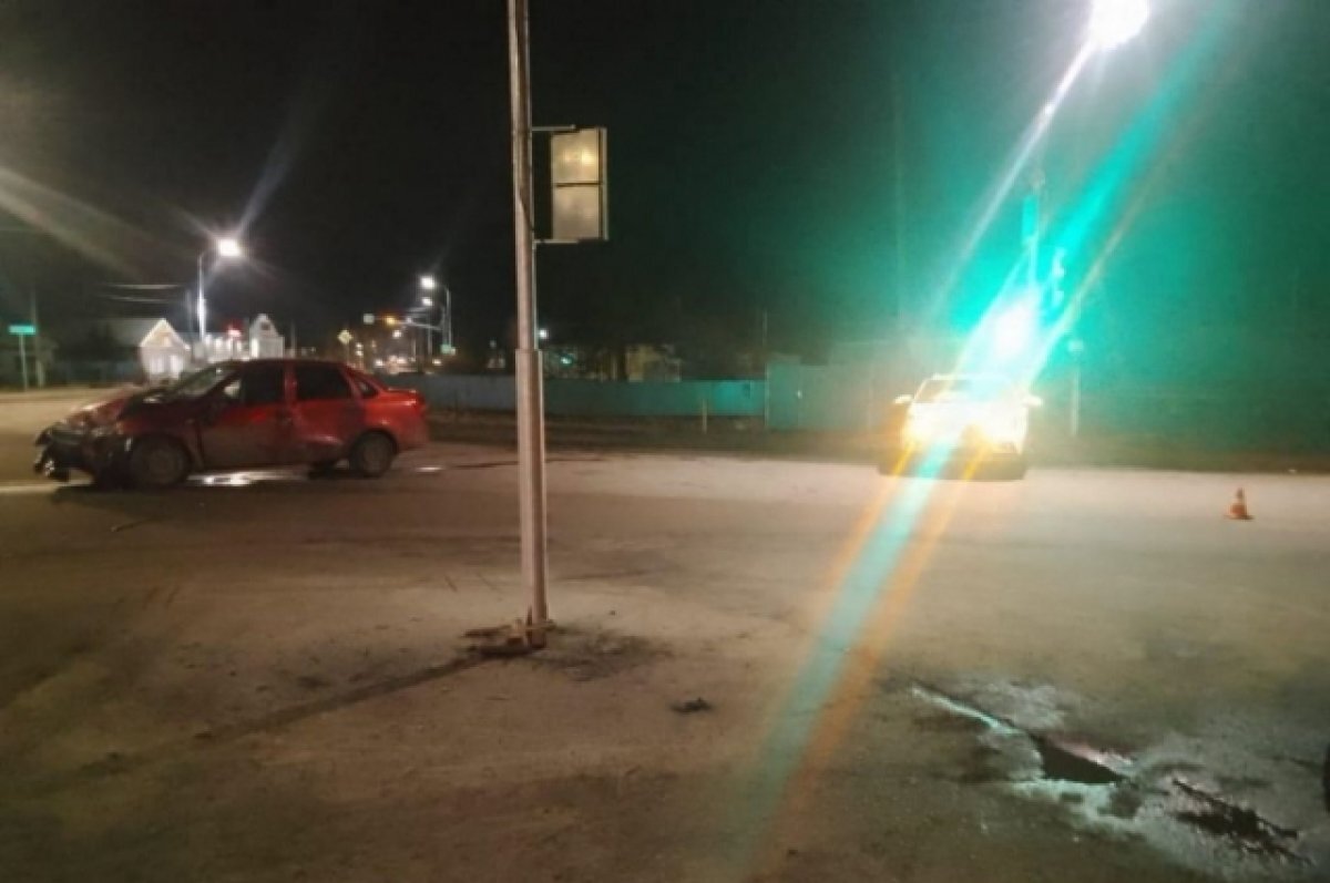    Водитель не заметила красный светофор и въехала в Lada под Волгоградом