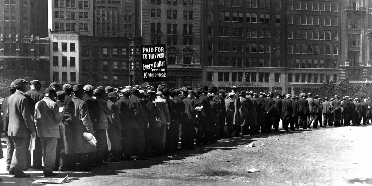 Сотни американцев стоят в очереди в банк за своими деньгами, только денег их уже нет. 1930-ые годы, Америка. Источник фото kanonus.com (ссылка: https://clck.ru/33jwm7)