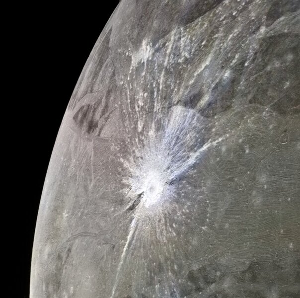 Фото-2 с Вояджера. Кратер Трос на Ганимеде. Источник: NASA.