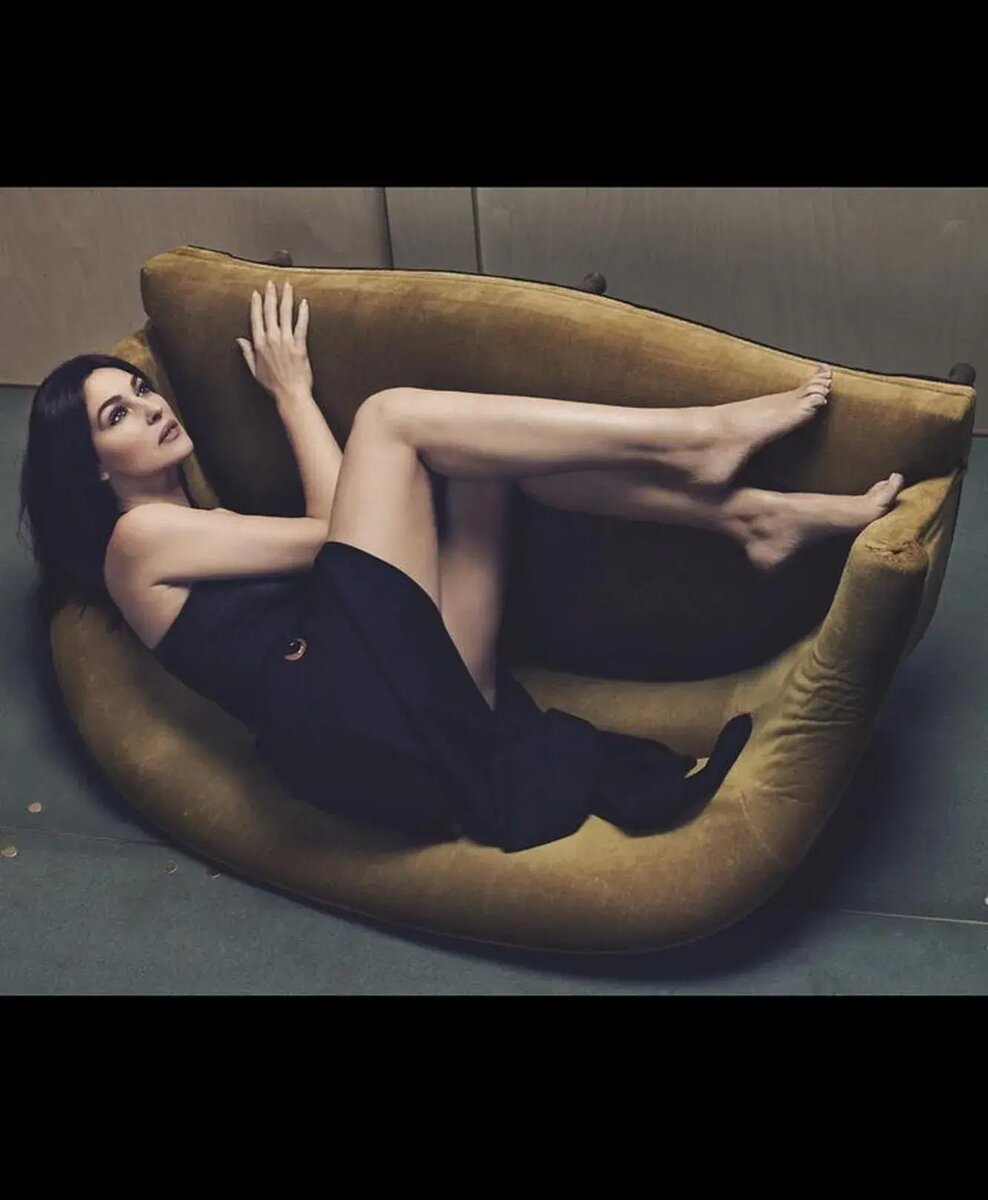 Моника Беллуччи в "голом" боди и с миндальными ногтями в новой съ...