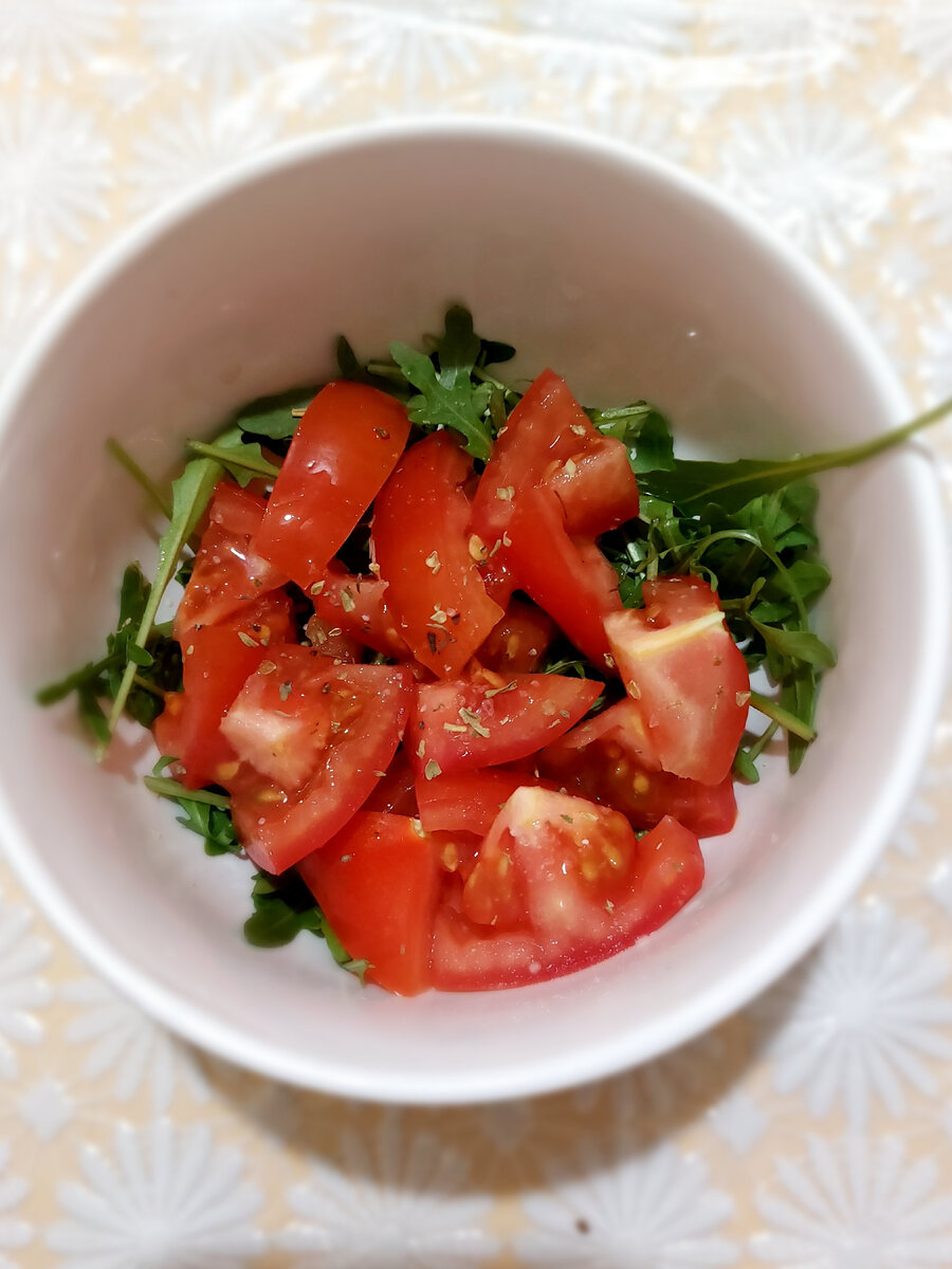 руккола, помидорка, щепотка соли и чуточку "Италльянских трав"+горчичное масло