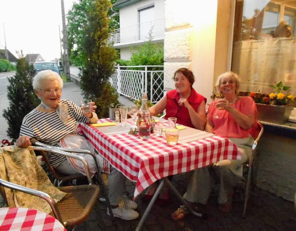 Люсетт с подружками перед походом в кино