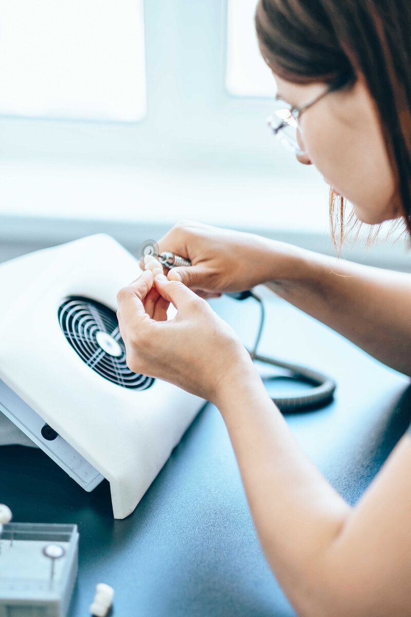 Протезирование зубов — альтернативный вариант при наличии абсолютных противопоказаний к имплантации. 