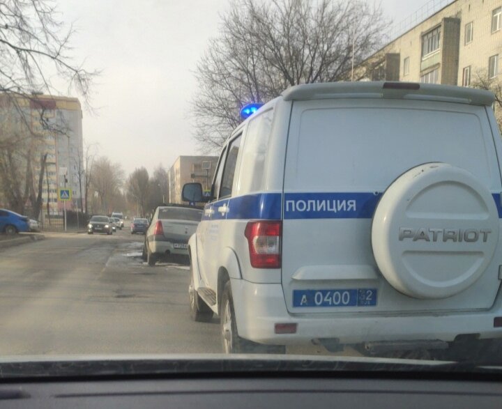    В Брянске сгорела легковушка посреди жилого микрорайона Володарского района avchernov