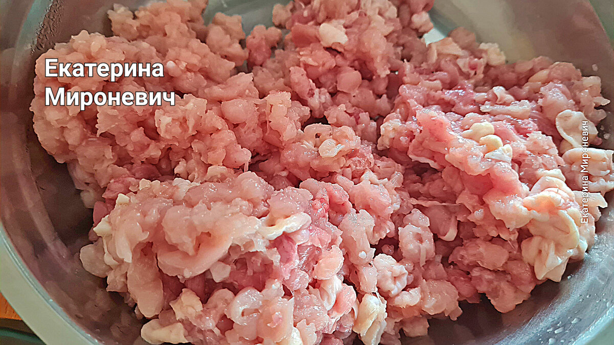 Одна минута- и филе перекучено. Использую здесь белое и красное куриное мясо.