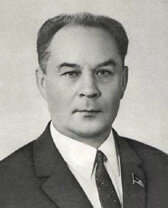 Шелепин А. Н. (1918- 1994)- один из видных политических деятелей СССР. Являлся организатором заговора против Хрущева. И именно на него как и Петренко в романе,  в качестве главного претендента  делали ставку после Хрущева. 