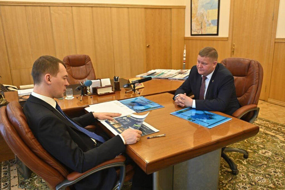 Фото: правительство Хабаровского края. Михаил Дегтярев и глава района Алексей Маслов обсудили развитие территории 