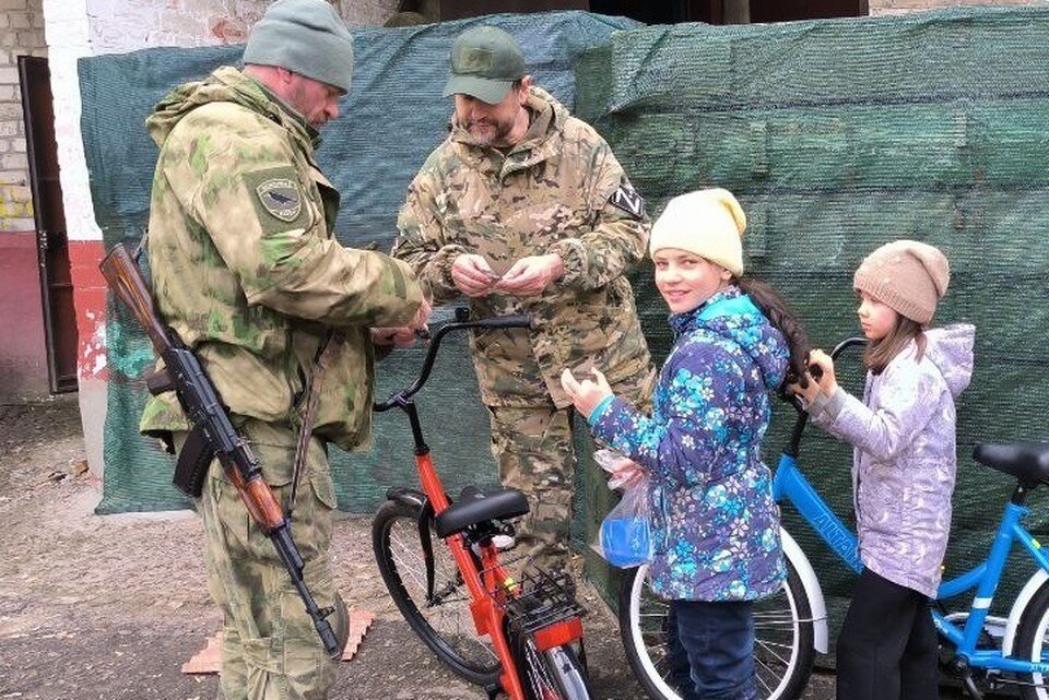     Дети рады велосипедам. Фото: фонд "Добро и дело".