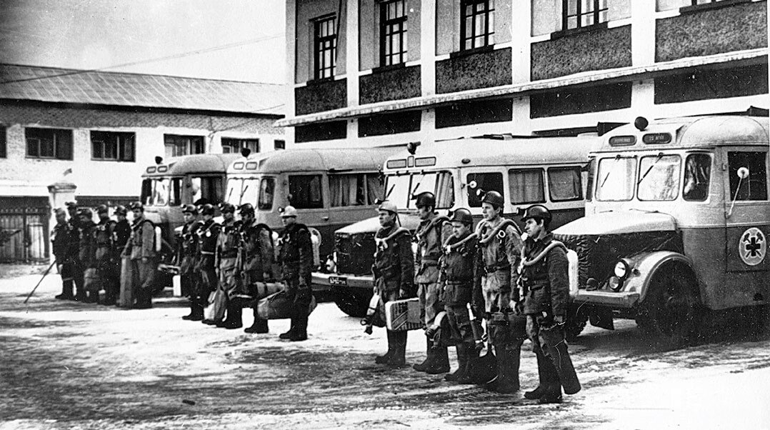 Гараж оперативного штаба ВГСЧ в Новомосковске. Середина 1960-х. На фото КАвЗ-651А и ПАЗ-651 (ЩДОК)