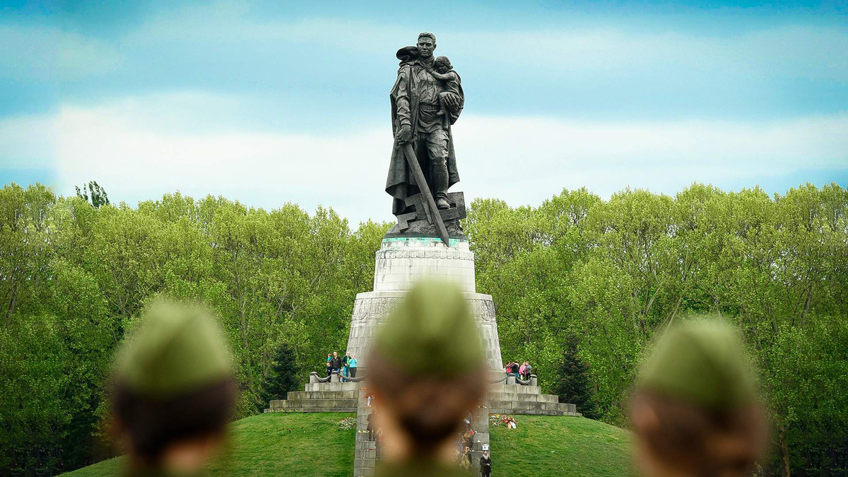 Советский солдат спас немецкую девочку. Памятник советскому солдату в Трептов парке в Берлине. Памятник солдату в Трептов парке в Берлине. Памятник Массолову в Трептовпарке.