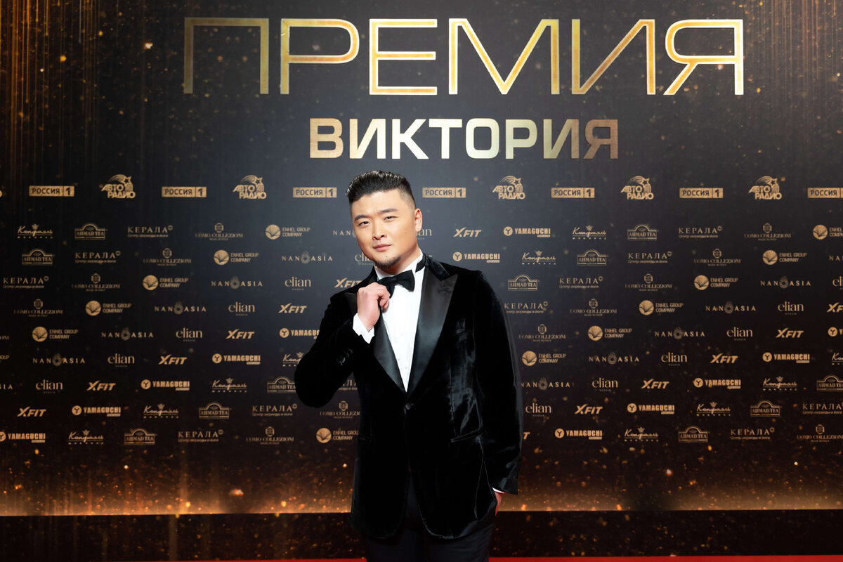 Анатолий Цой | TSOY в бархатном пиджаке от ателье Morozov 