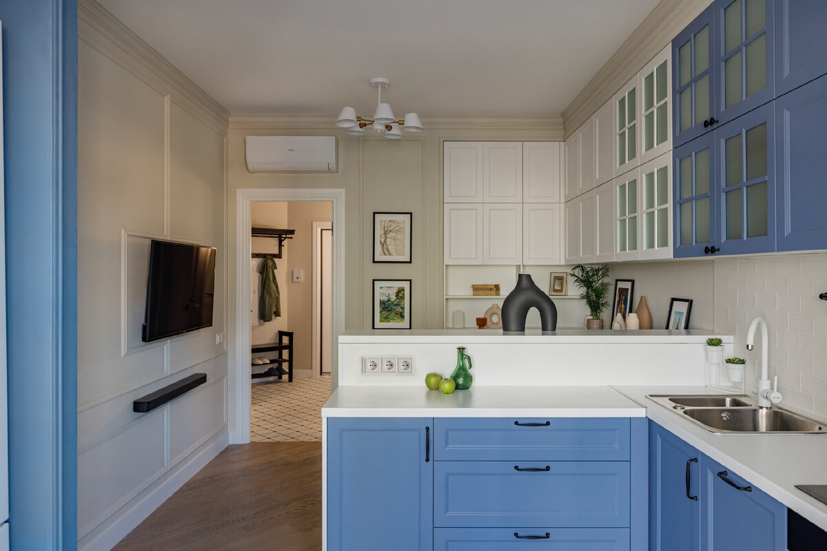 Функционально и очень красиво. Небольшую однушку перепланировали для нужд трех поколений семьи