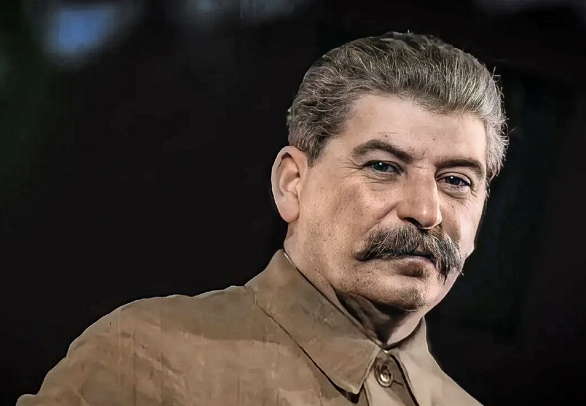 Сталин разговаривает по телефону