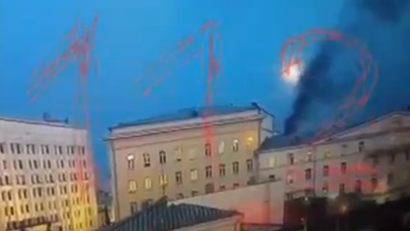    В Москве загорелось одно из зданий Министерства обороны на Знаменке. © Telegram-канал 112