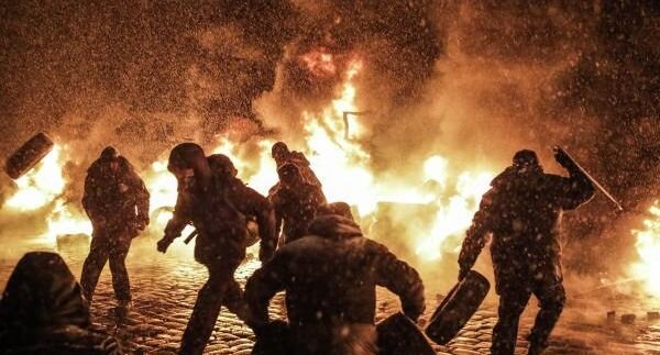 Митингующие жгут покрышки на улице Грушевского в Киеве, январь 2014 года📷
