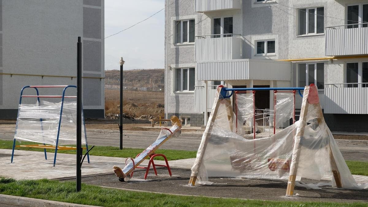    Детская площадка жилого дома:NUR.KZ/Владимир Третьяков